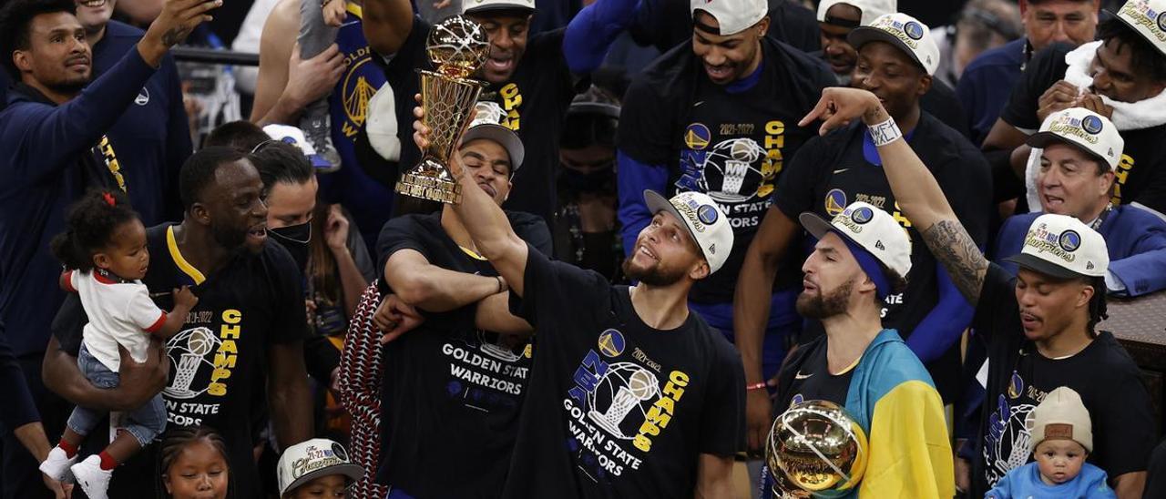 Stephen Curry levanta el trofeo de campeón de la NBA tras superar a los Celtics en la última final.