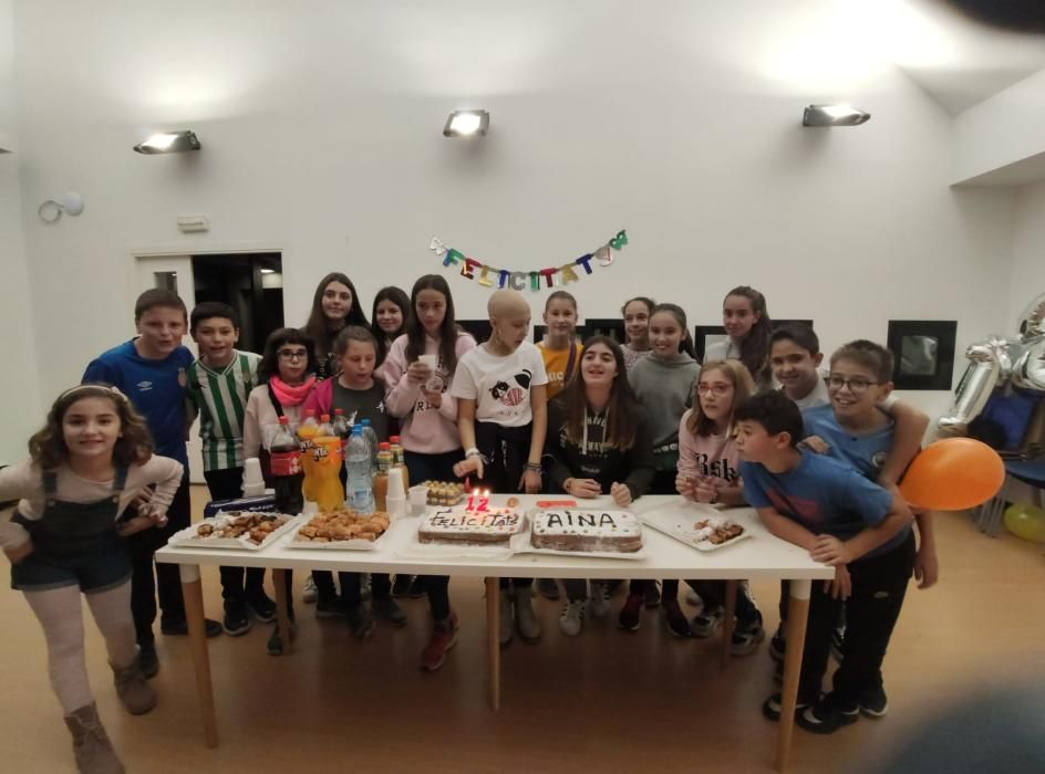 L'Aina celebrant el seu aniversari amb els amics a la Casa dels Xuklis.