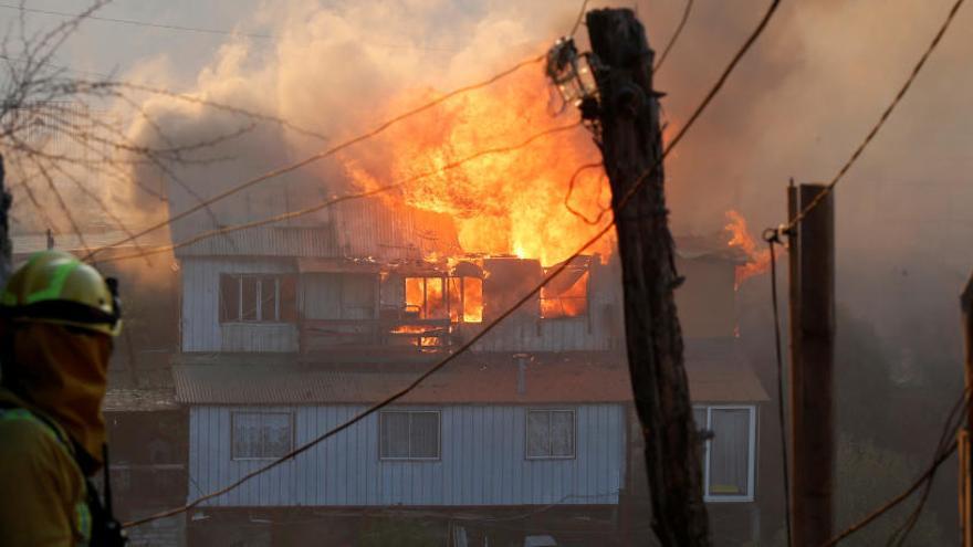 Una casa arde por los incendios en Valparaíso.