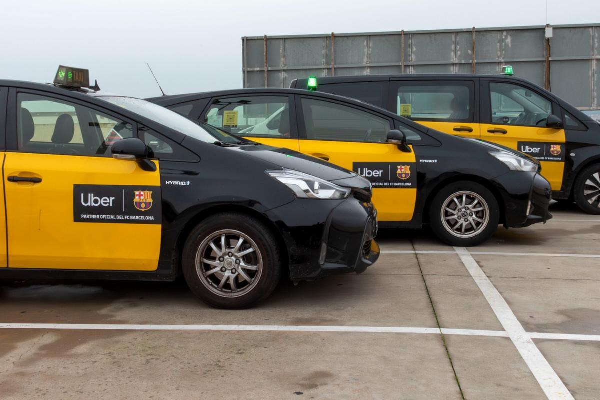 Tres de los primeros taxis con la promoción del acuerdo Uber-Barça
