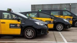 Tres de los primeros taxis con la promoción del acuerdo Uber-Barça
