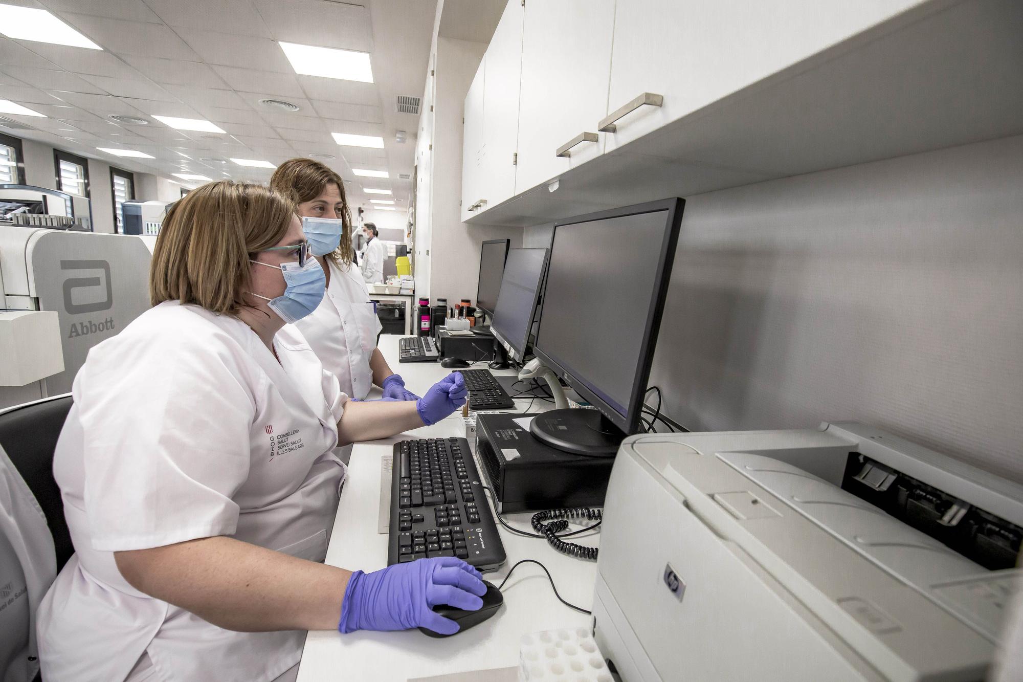 Armengol visita el nuevo laboratorio de microbiología del hospital de Son Llàtzer