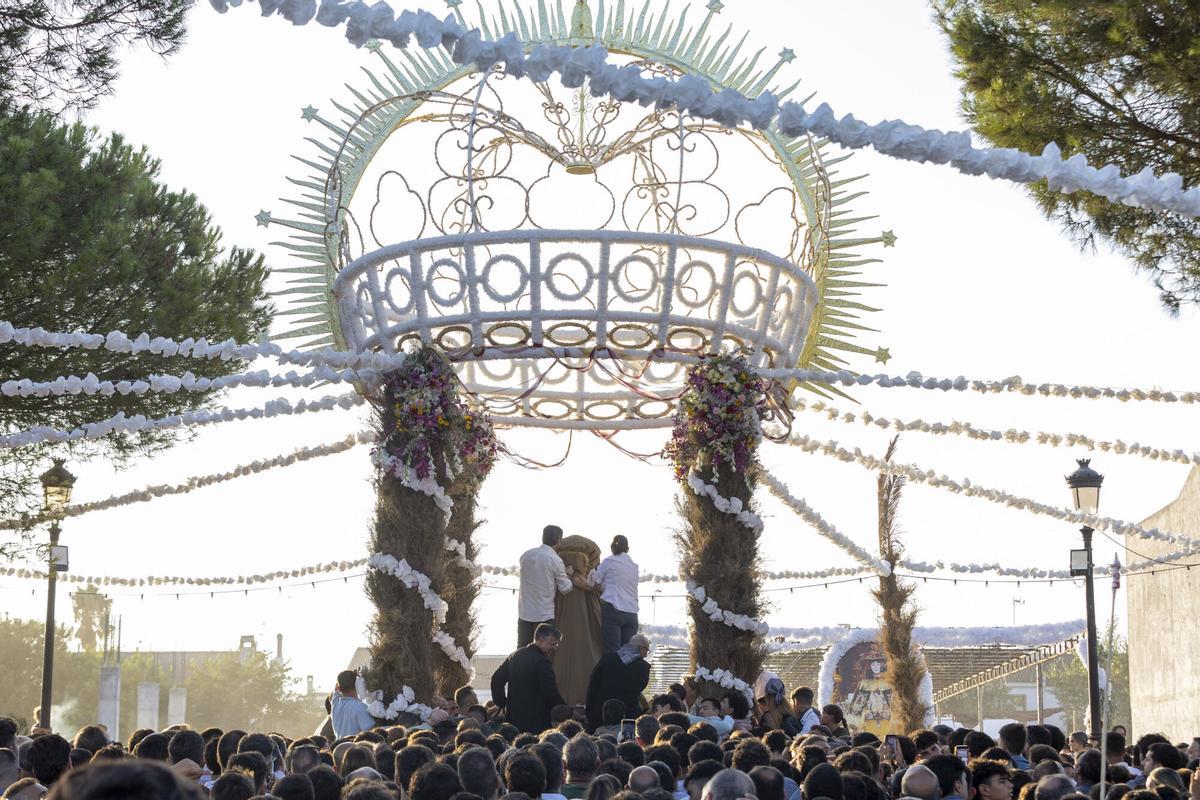 EL ROCÍO (HUELVA), 19/08/2026.- Los almonteños han saltado la reja que separa a la Virgen del Rocío de sus fieles a las 15:26 horas, instante en que ha dado comienzo este miércoles la procesión por las calles de la aldea, que marca el inicio de su traslado a la parroquia de la Asunción de Almonte (Huelva), que tiene lugar cada siete años. EFE/Alberto Díaz