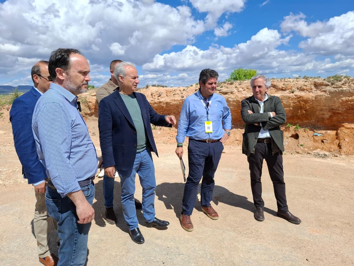 El Comisionado para la Recuperación, Raúl Mérida, visita el punto de acopio de Utiel.