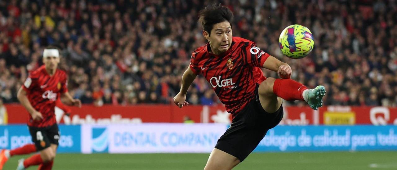 Kang trata de controlar un balón en el encuentro frente al Sevilla.