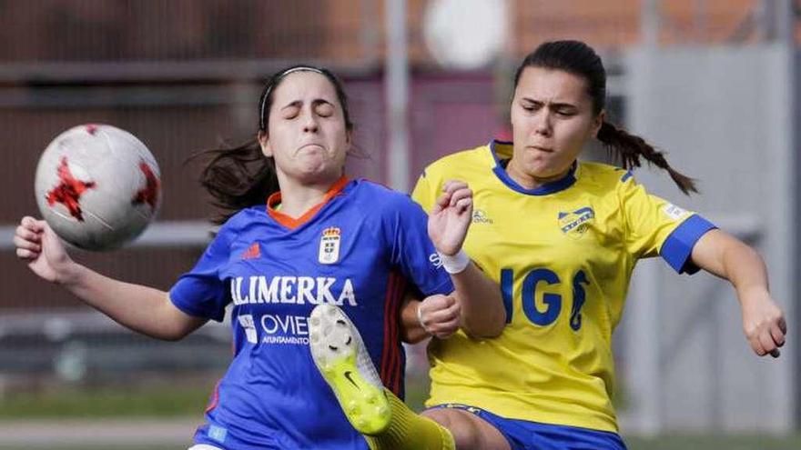 Isina pelea un balón con una jugadora rival, ayer en el Díaz Vega.