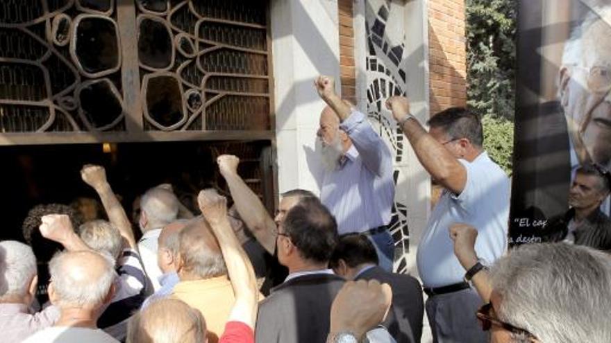 Simpatizantes del histórico dirigente comunista Santiago Carrillo en el cementerio de la Almudena.