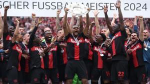Los jugadores del Leverkusen celebra el título de la Bundesliga.