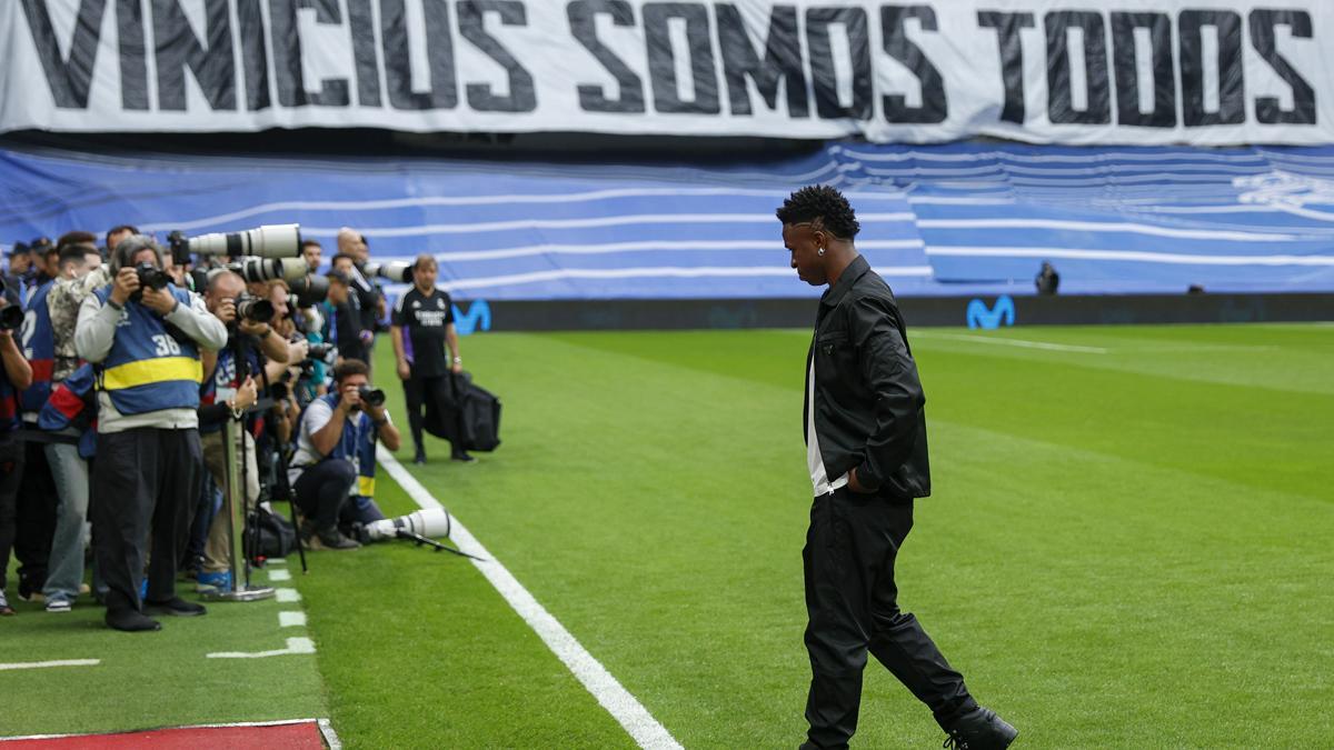 Pancarta en el Bernabéu de apoyo a Vinicius