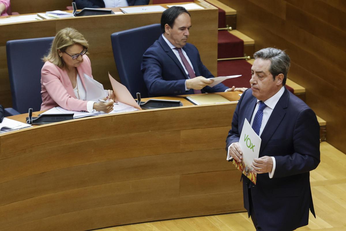 José María Llanos pasa ante los escaños de Pérez Llorca y Susana Camarero.