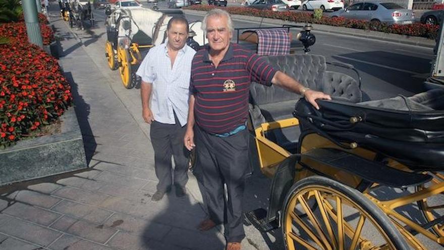Antonio Dominguez y Antonio Muñoz, ambos cocheros protestan por el cambio de paradas de los coches de caballos de la capital.