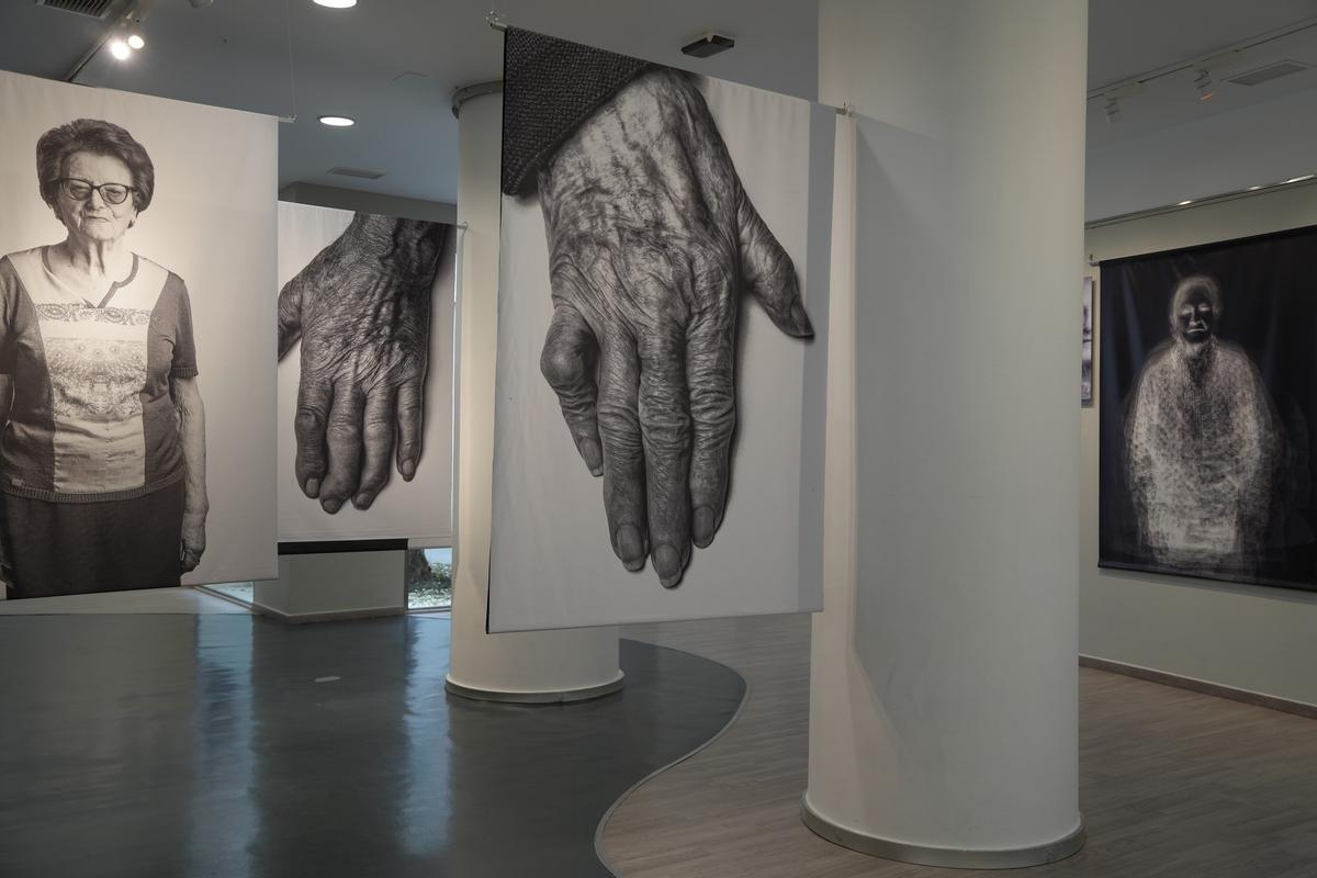 Manos y memoria en gran formato.