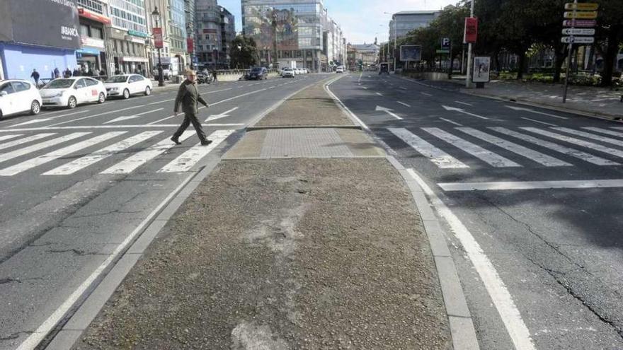 Un peatón cruza por los Cantones, sin coches, pero con la parada de taxis.