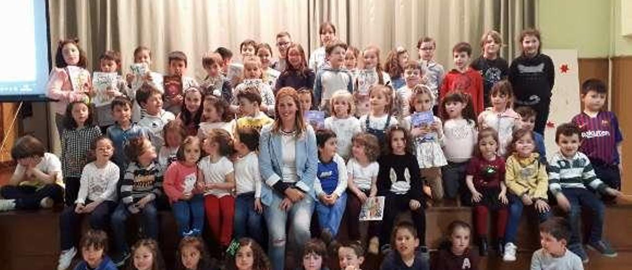 Niños del colegio Palacio Valdés leen cuentos de LA NUEVA ESPAÑA.