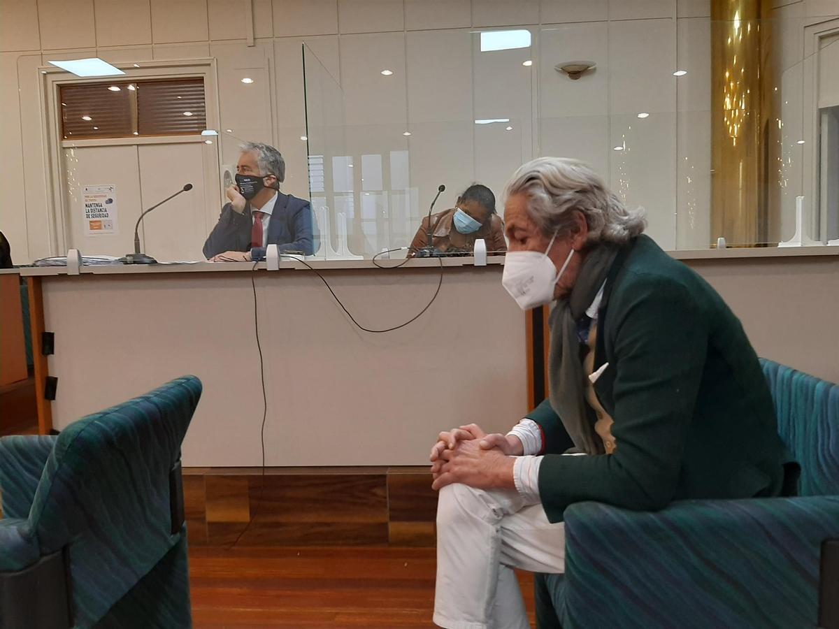 La acusada del asesinato, detrás de un testigo.