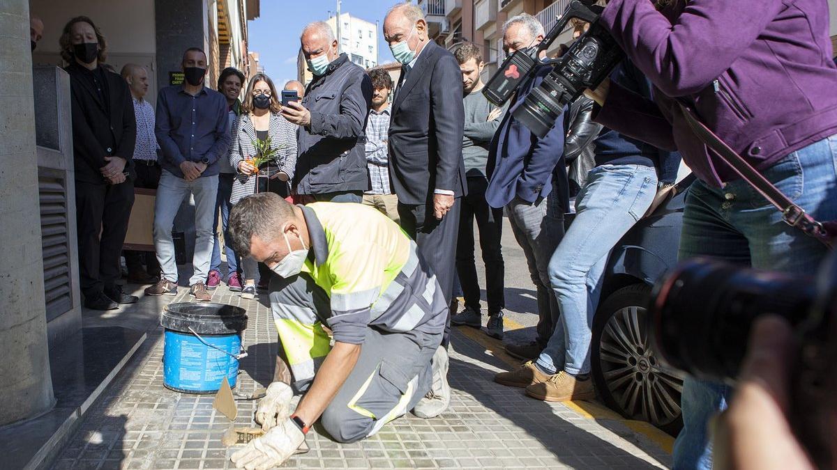 Instalación de una de las tres primeras 'Stolpersteine' de Terrassa