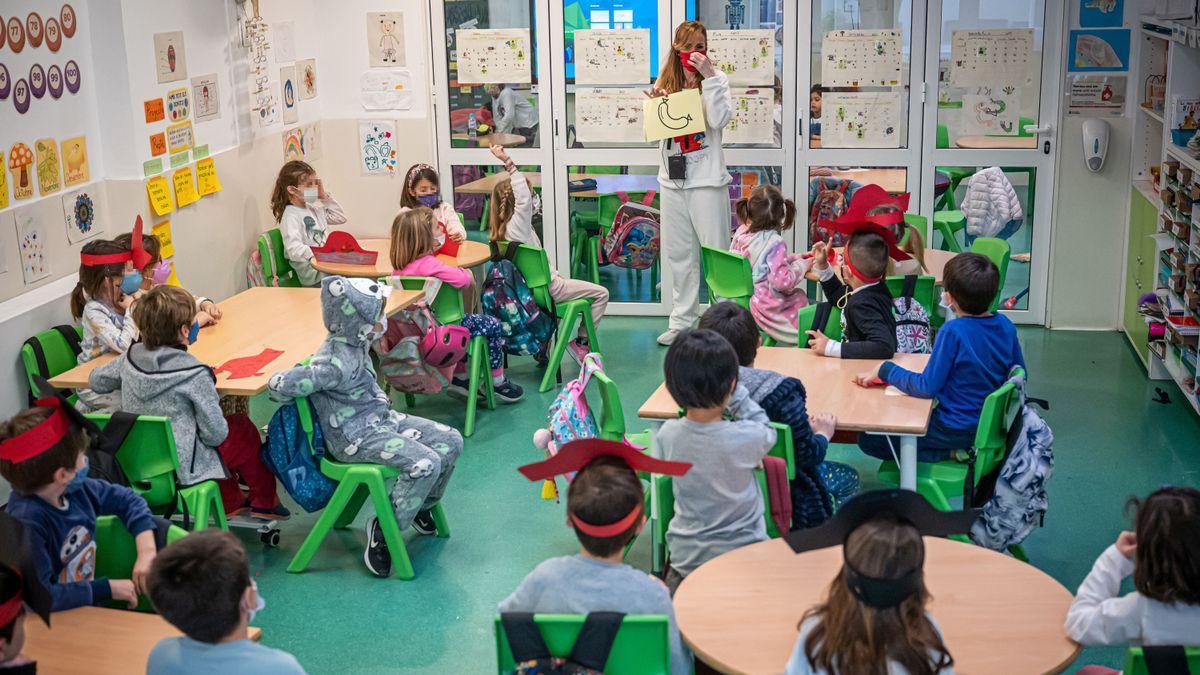 Niños con mascarillas en un colegio.