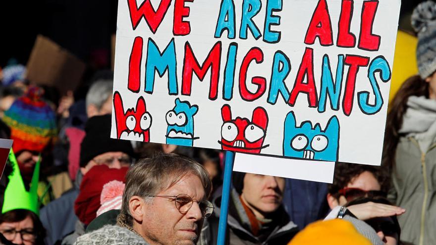 Un manifestante sostiene una pancarta contra el veto antimusulmán de Trump.