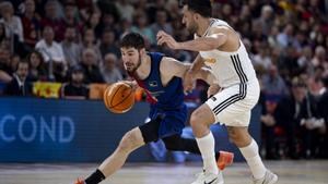 Brizuela trata de superar a Campazzo.