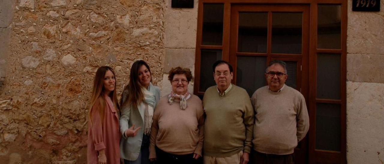 Maria, Laura, Catalina, Mariano y Joan, ayer en Consell.