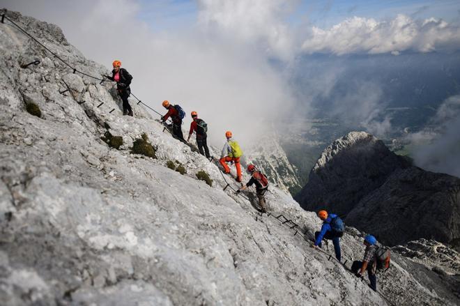 Los montañeros suben por la vía ferrata en Alpspitze (2628 m) en las montañas Wetterstein cerca de Garmisch-Partenkirchen, Alemania.