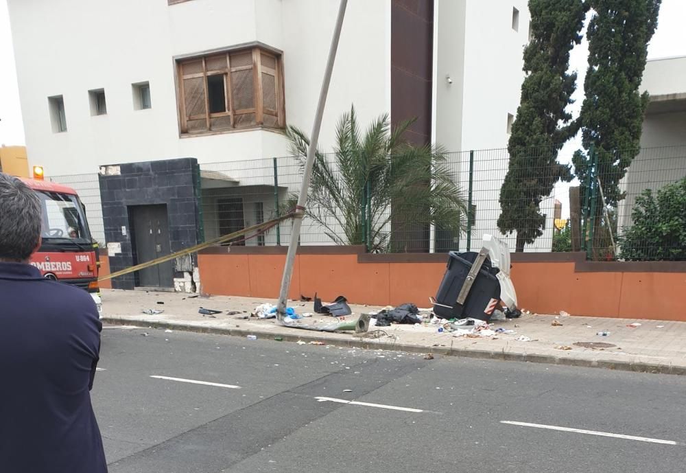 Un turismo choca contra una farola en la calle Córdoba de la capital