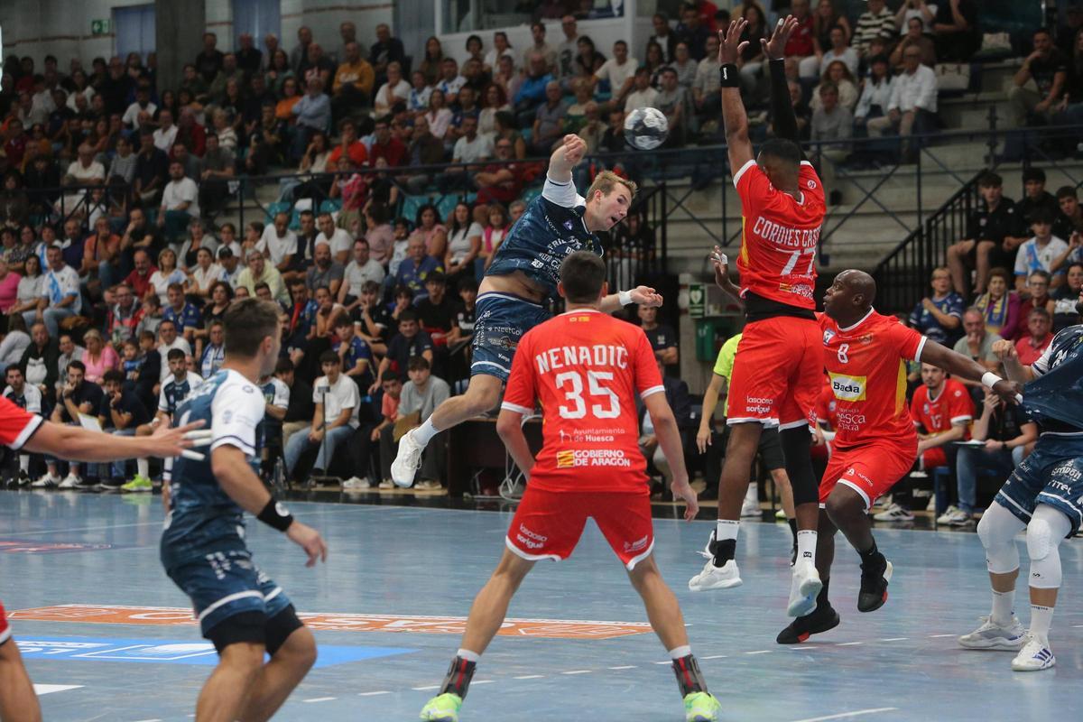 Ludman lanza a portería en el encuentro de la primera vuelta contra Huesca, antes de Cordiés Castillo y Nenadic, que es baja para el partido de esta tarde.
