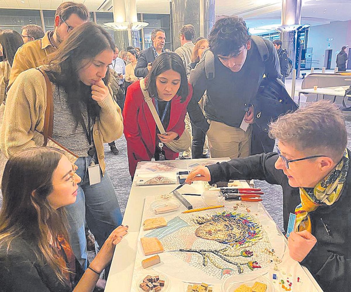 La arista emeritense Luisa Díaz realiza un mosaico.