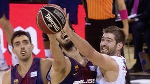 Tomic pelea por un rebote con el jugador de Obradoiro, Radovic