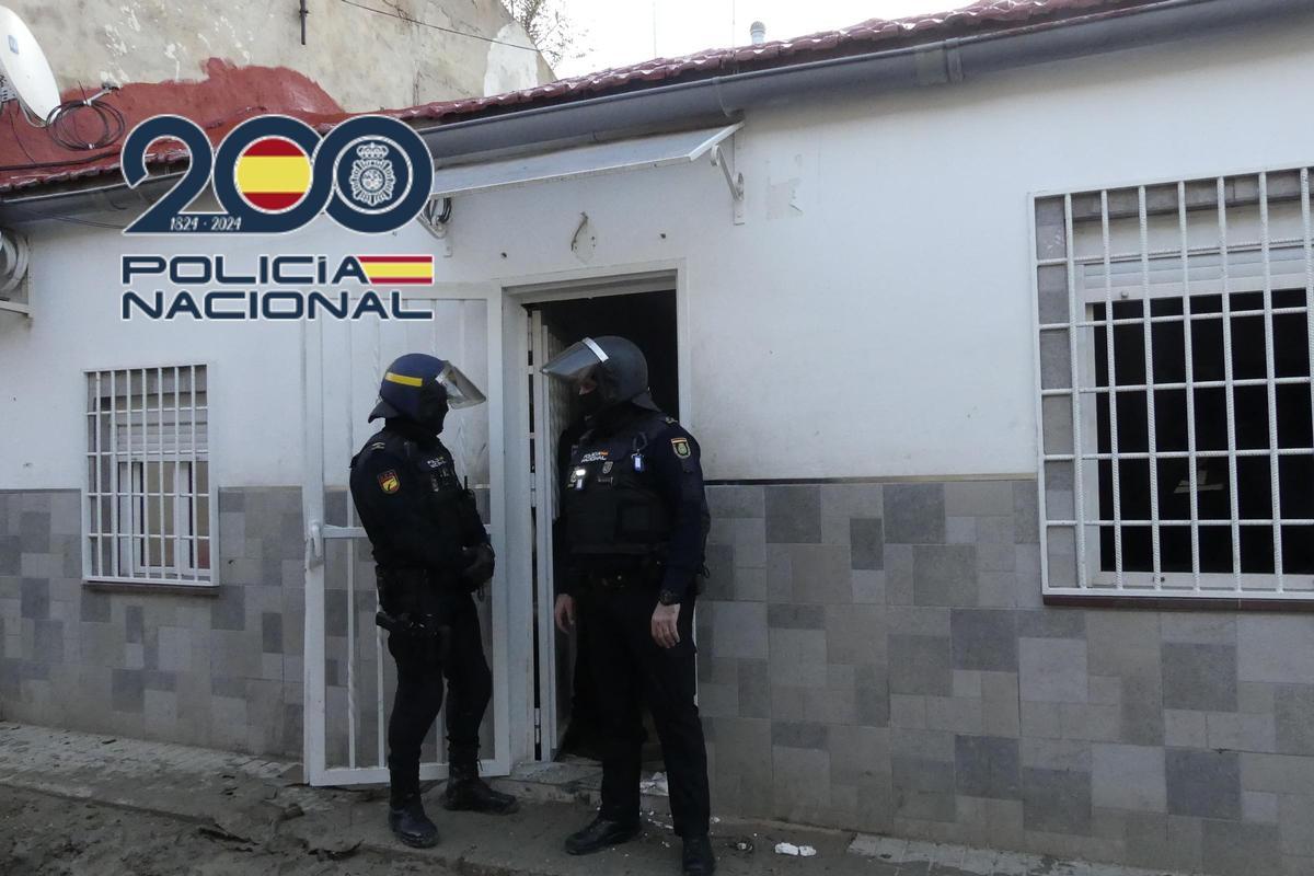 Un momento del operativo llevado a cabo en un poblado marginal de Elda.