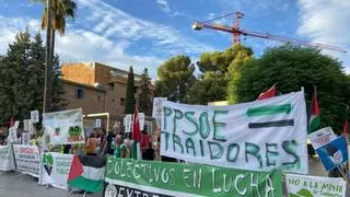 Medio centenar de personas claman contra el genocidio en Gaza y el pacto migratorio en el Día de Extremadura