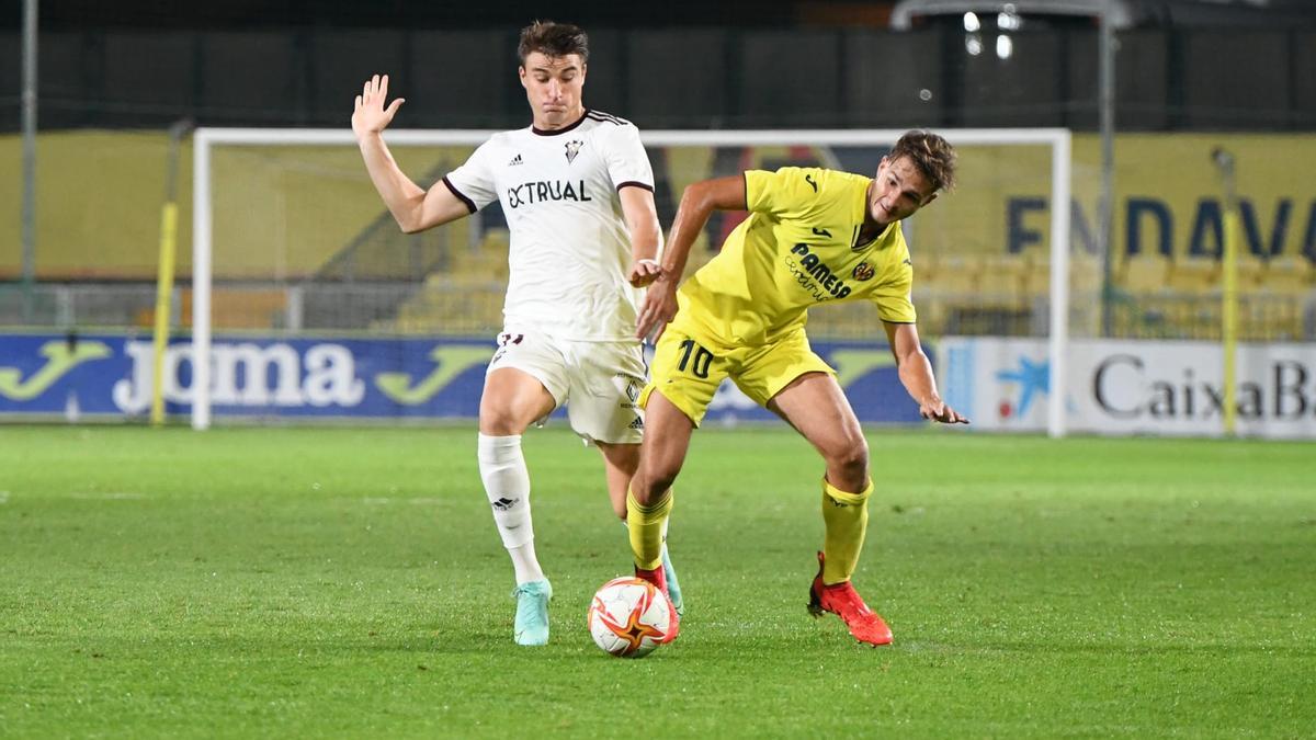 El futbolista amarillo Carlo Adriano pelea por un balón con el jugador del Albacete Jordi Sánchez.