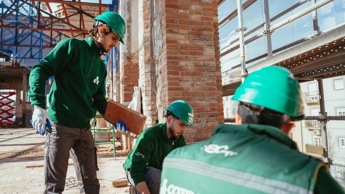 Tres operaris de Cots i Claret treballant conjuntament en una obra