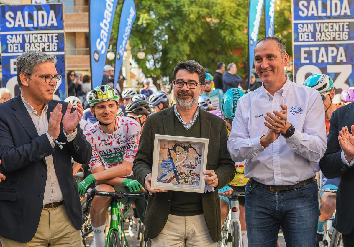 El alcalde de San Vicente ha recibido un recuerdo en la salida de esta tercera etapa