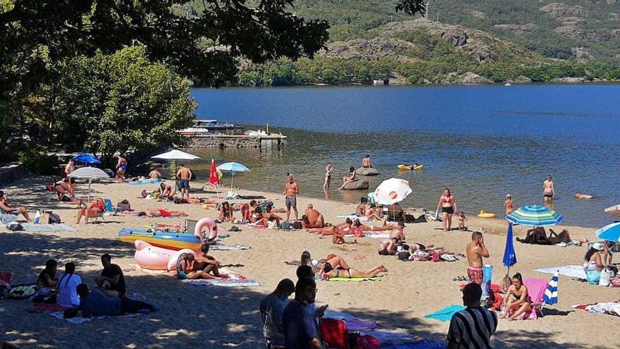 Bañistas en las playas del Lago de Sanabria este pasado fin de semana.