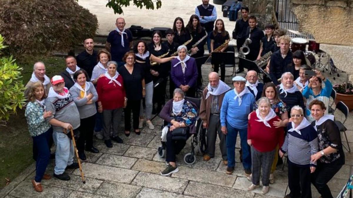 Los residentes con una banda de música que tocó para ellos. | Cedida