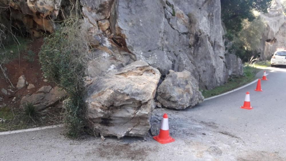 Una gran roca se desploma sobre la carretera de sa Calobra