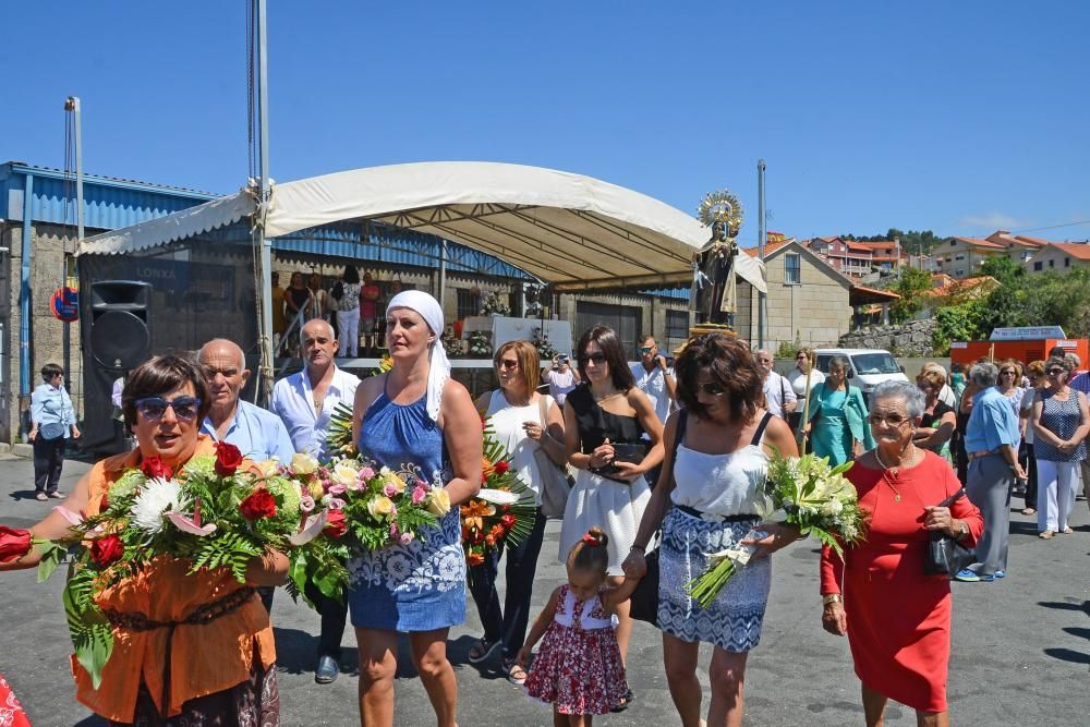 Una treintena de barcos de diferentes tamaños participaron en la tradicional procesión por mar en señal de devoción a la Virgen