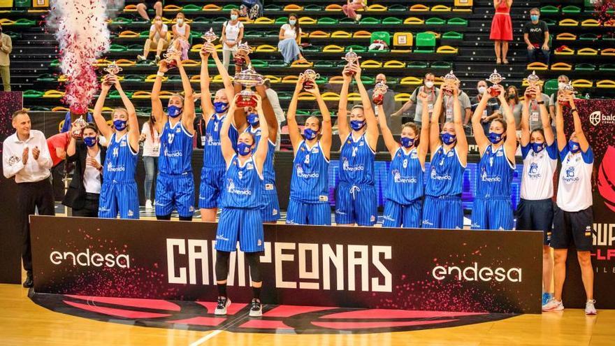 Perfumerías Avenida celebra el título de Supercopa.