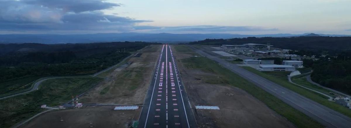Aspecto da pista do aeroporto de Santiago despois das obras