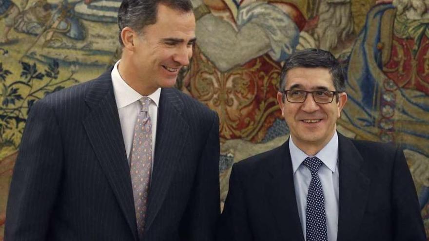 El Rey y Patxi López, antes de su reunión en el Palacio de la Zarzuela. // Efe