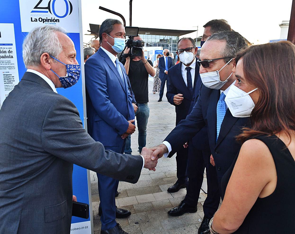 El director general de Vegalsa-Eroski, Joaquín González, saluda al presidente de Prensa Ibérica, Javier Moll, ante la alcaldesa de A Coruña, Inés Rey.  |  // ECHAVE/PARDELLAS