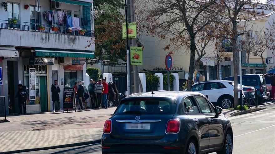 La policía apercibe a bares por la música y a clientes por beber en la calle en Nochebuena