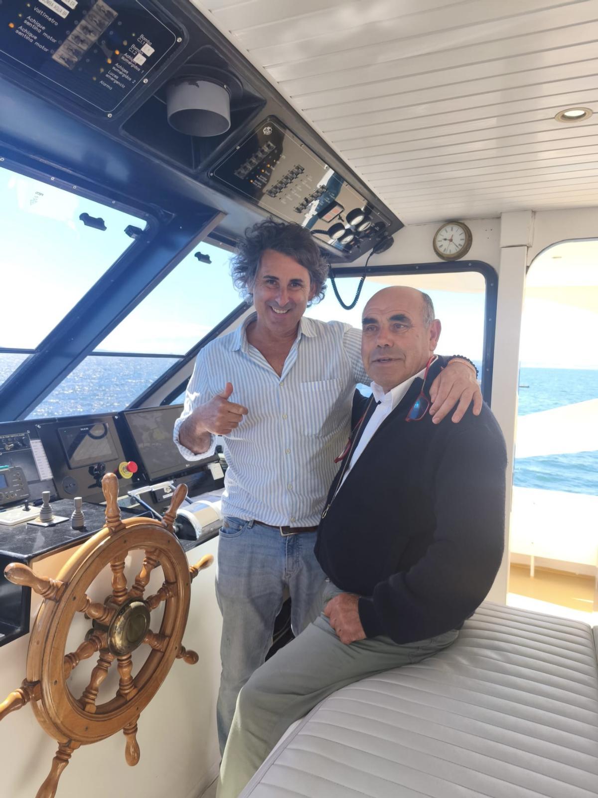 Gonzalo Naveiro, patrón de «Fly Delfín», y un profesor portugués de religión que surcó la ría junto a sus alumnos.