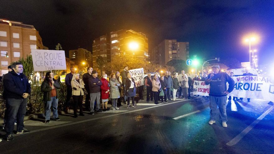 Los vecinos cortan la rotonda de la Florida para exigir la puesta en marcha del Parque Central