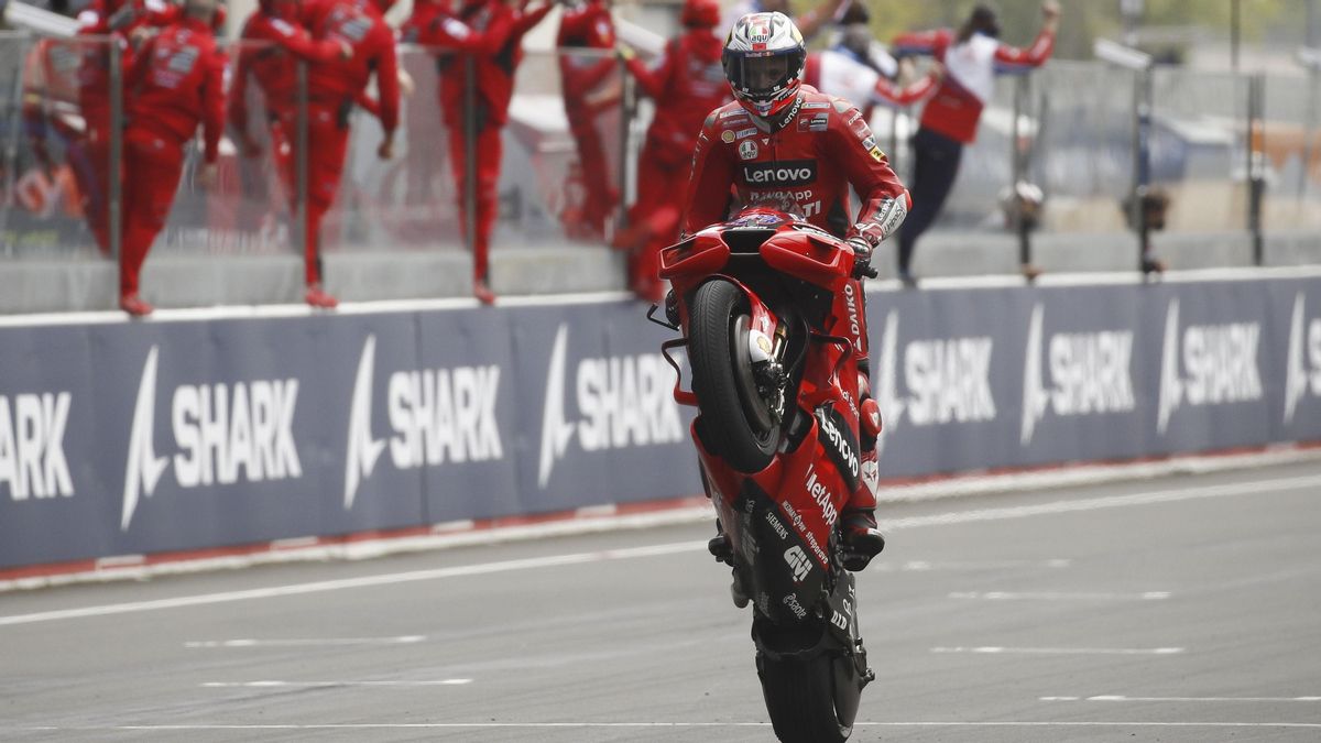 Jack Miller cruza la meta como ganador en Le Mans.