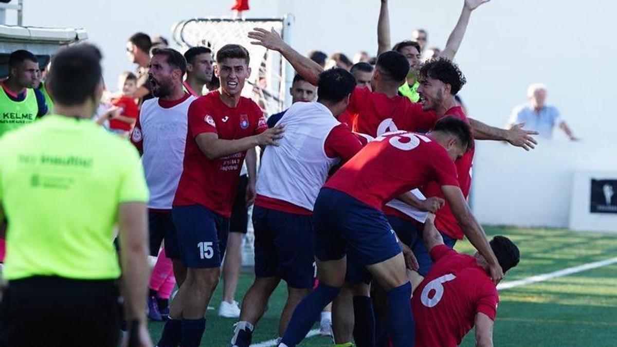 Los jugadores del Porreres celebran su gol ante la Penya Independent.