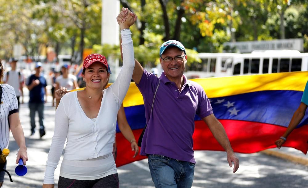 Miles de venezolanos salen a la calle para apoyar a Guaidó.