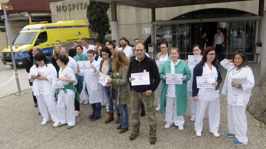 Concentración de protesta de los miembros de la junta de personal del Hospital do Salnés. // Noé Parga