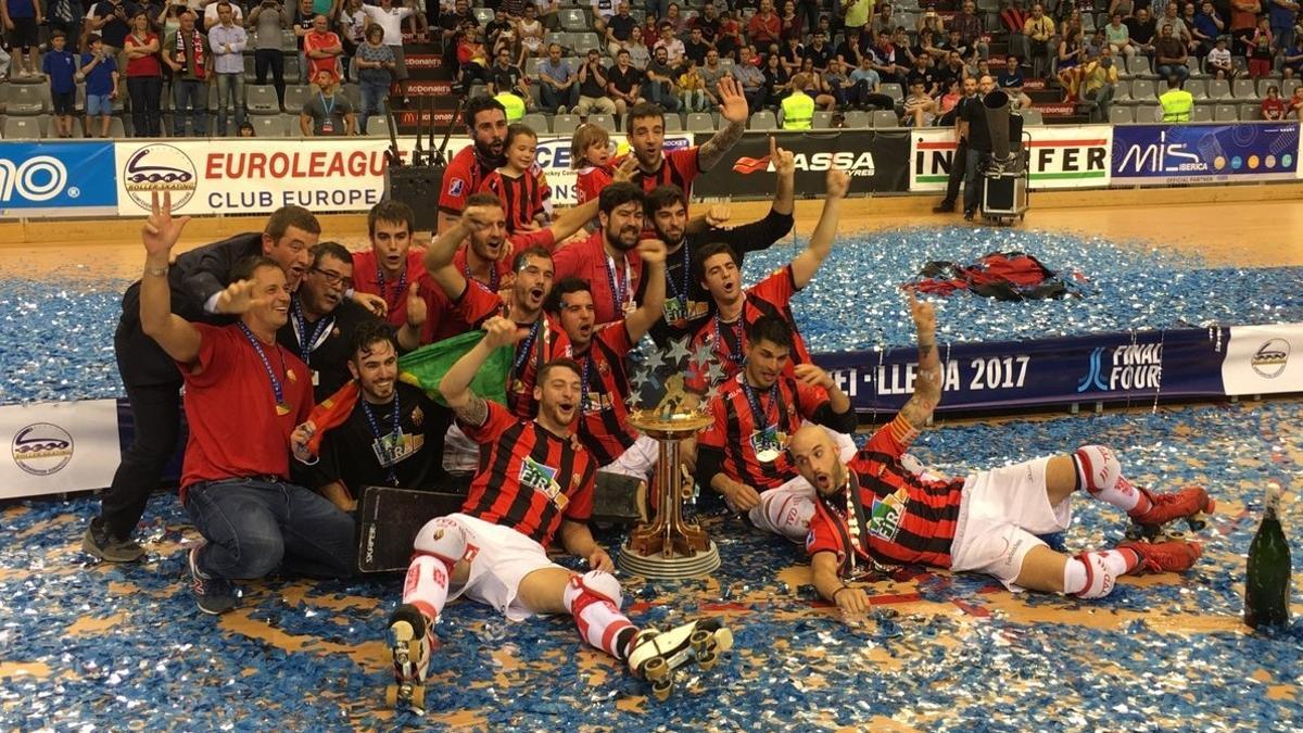 Los jugadores del Reus Deportiu celebran la octava Copa de Europa conseguida en lleida ante el Oliveirense.